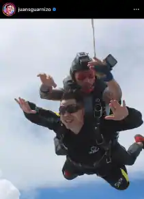 Juanpa Zurita con Juan Guarnizo  saltando en paracaídas