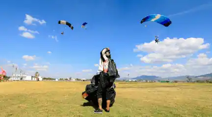 Instructores de paracaidismo aterrizando en tándem