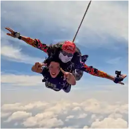 saltando en paracaídas entre las nubes en Puebla