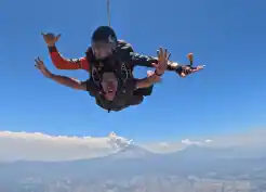 Salto en paracaídas con vista a los volcánes